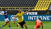 Haaland ăn mừng bàn thắng vào lưới Schalke