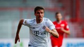 Thomas Mueller đi bóng trước Union barline