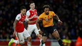 Adama Traore đi bóng trước hàng thủ Arsenal
