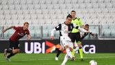 Ronaldo sút hỏng quả 11m
