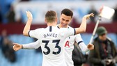 Ben Davies mừng chiến thắng cùng Dele Alli