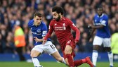Mo Salah đi bóng trước hàng thủ Everton