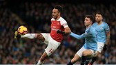 Aymeric Laporte bám sát Pierre-Emerick Aubameyang