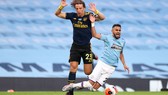 David Luiz phạm lỗi với Riyad Mahrez trong khu cấm