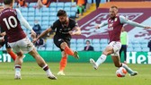 Olivier Giroud ghi bàn trong khu cấm