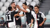 Rionaldo mừng bàn thắng cùng đồng đội