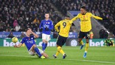 Aubameyang và Lacazzete áp sát khung thành Leicester.