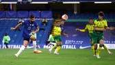Olivier Giroud (trái) ghi bàn quyết định vào lưới Norwich
