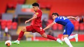 Roberto Firmino vượt qua hàng thủ Chelsea