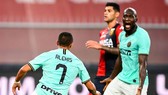 Alexis Sanchez (trái) phối hợp ăn ý với Romelu Lukaku