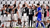 Các cầu thủ Juve ăn mừng chiến thắng