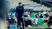 Kylian Mbappe chống nạng ra sân, theo sau anh sẽ