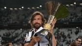 Andrea Pirlo với chiếc Scudetto cùng Juventus