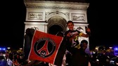 Các fan PSG ăn mừng trước Khải Hoàn môn