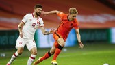 Frankie de Jong thoát qua hậu vệ Ba Lan