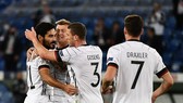 Gundogan (trái) mừng bàn thắng cùng đồng đội