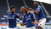 Everton mừng chiến thắng trên sân Tottenham