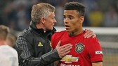 HLV Ole Solskjaer mời gọi Mason Greenwood đến tập đánh đầu với mình