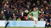 Sergio Ramos cản phá mũi nhọn Betis.