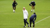 Didier Deschamps trên sân tập