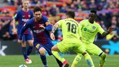 Lionel Messi đi bóng qua hàng thủ Getafe