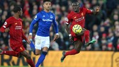 Sadio Mane dứt điểm trước khung thành Everton