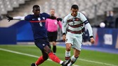 Paul Pogba tranh bóng với Ronaldo