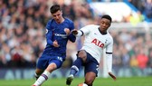 Mason Mount tranh bóng với hậu vệ Tottenham