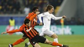 Luka Mpodric đi bóng qua hậu vệ Shakhtar