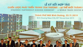 Các đại biểu chứng kiến lễ ký kết phát triển trung tâm thương mại thế giới TP Mới Bình Dương
