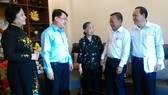 Đồng chí Nguyễn Hữu Hiệp (thứ hai từ phải sang) chúc Mẹ Việt Nam anh hùng Dương Kim Lan sống vui, sống thọ cùng con cháu