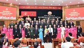 Đồng chí Dương Ngọc Hải, Chủ nhiệm Ủy ban Kiểm tra Thành ủy TPHCM tặng hoa chúc mừng BCH Đại hội Đảng bộ quận 10. Ảnh: VIỆT DŨNG