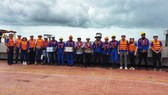 Thăm, tặng quà thanh niên công nhân làm việc tại công trường xa