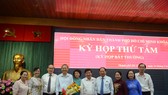 Lãnh đạo TPHCM chụp ảnh lưu niệm với đồng chí Lê Văn Khoa. Ảnh: KIỀU PHONG