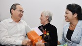 Bí thư Thành ủy TPHCM Nguyễn Thiện Nhân thăm hỏi, tặng quà Mẹ Việt Nam Anh hùng Lê Thị Cách. Ảnh: VIỆT DŨNG