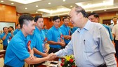 Thủ tướng Nguyễn Xuân Phúc thăm hỏi các công nhân dự cuộc họp mặt