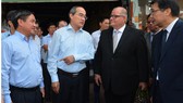 Bí thư Thành ủy TPHCM Nguyễn Thiện Nhân trao đổi cùng lãnh đạo quận 3 và doanh nghiệp trong buổi khảo sát. Ảnh: VIỆT DŨNG