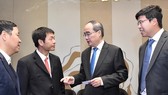 Đồng chí Nguyễn Thiện Nhân trao đổi cùng các đại biểu tại hội thảo. Ảnh: VIỆT DŨNG