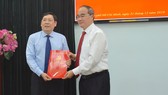 Bí thư Thành ủy TPHCM Nguyễn Thiện Nhân trao quyết định nghỉ hưu đối với Trưởng Ban Nội chính Thành ủy.