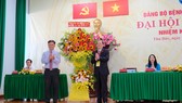 Bí thư Quận ủy Thủ Đức Nguyễn Mạnh Cường (trái) tặng hoa chúc mừng Đại hội Đảng bộ Bệnh viện quận Thủ Đức. Ảnh: KIỀU PHONG