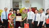 Trung tướng Lê Đông Phong, Giám đốc Công an TPHCM trao Huy hiệu 40 năm tuổi đảng cho đồng chí Dương Thị Minh. Ảnh: VIỆT DŨNG