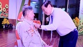 Đồng chí Nguyễn Thành Phong trao Huy hiệu 70 năm tuổi Đảng cho Đảng viên Quận Thủ Đức. Ảnh: KIỀU PHONG