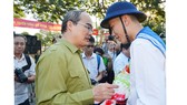 Đồng chí Nguyễn Thiện Nhân, Ủy viên Bộ chính trị, Bí thư Thành ủy TPHCM động viên các tân binh. Ảnh: VIỆT DŨNG