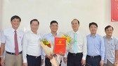 Đồng chí Phạm Kiều Hưng (đứng giữa, ôm hoa) được Ban Thường vụ Thành ủy TPHCM chỉ định tham gia Ban Chấp hành, Ban Thường vụ Đảng ủy Sở Y tế. Ảnh: NAM NGUYỄN