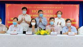 Lãnh đạo quận 2 chứng kiến buổi ký kết thi đua giữa các các đơn vị thuộc các khối UBND quận, mặt trận - đoàn thể quận và các phường. Ảnh: KIỀU PHONG