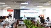 Bí thư Thành ủy TPHCM Nguyễn Thiện Nhân chủ trì buổi họp báo trao đổi thông tin về dịch bệnh Covid-19 chiều 30-3. Ảnh: VIỆT DŨNG