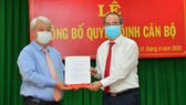 Bí thư Thành ủy TPHCM Nguyễn Thiện Nhân trao quyết định cho đồng chí Võ Khắc Thái. Ảnh: VIỆT DŨNG