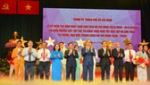 Bí thư Thành ủy Nguyễn Thiện Nhân và Chủ tịch UBND TPHCM Nguyễn Thành Phong tuyên dương các tập thể và cá nhân thực hiện tốt học tập và làm theo tư tưởng, đạo đức, phong cách Hồ Chí Minh. Ảnh: VIỆT DŨNG