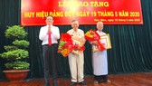 Đồng chí Trần Lưu Quang, Phó Bí thư Thường trực Thành ủy TPHCM trao Huy hiệu Đảng cho đảng viên cao tuổi Đảng thuộc Đảng bộ huyện Hóc Môn, sáng 18-5-2020. Ảnh: ANH CHÂU