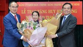 Bí thư Thành ủy TPHCM Nguyễn Thiện Nhân và Phó Bí thư Thường trực Thành ủy Trần Lưu Quang trao Huy hiệu 40 năm tuổi Đảng cho Phó Bí thư Thành ủy TPHCM Võ Thị Dung. Ảnh: VIỆT DŨNG